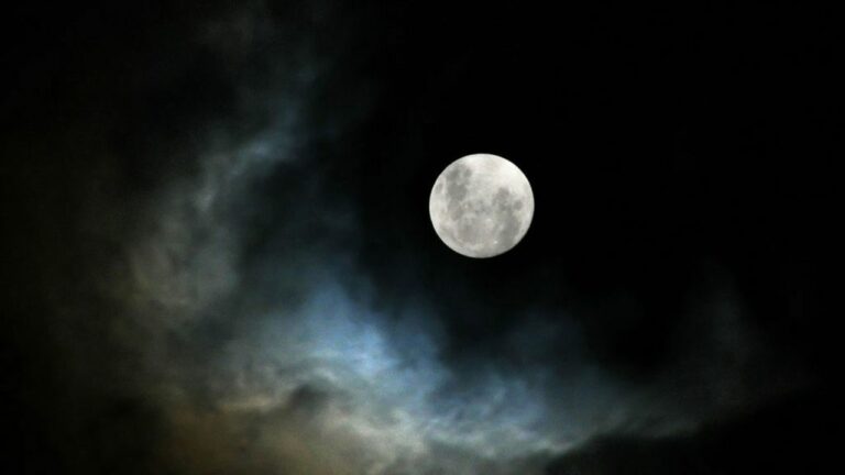Повний Місяць 5 червня: чого очікувати знакам Зодіаку від магічної доби - гороскоп - today.ua