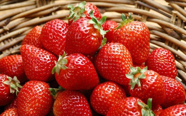 Клубника на базарах может быть опасной: медики рассказали о вреде летних ягод   