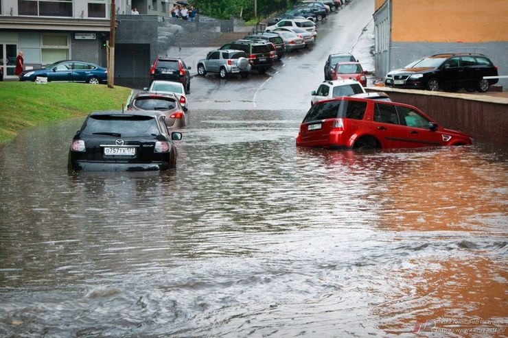 Что может сломаться в автомобиле, если проехать через глубою лужу - today.ua