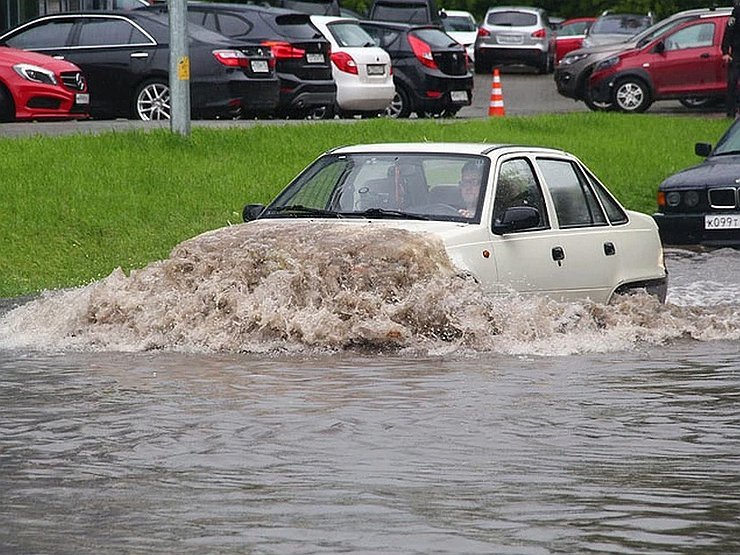 Что может сломаться в автомобиле, если проехать через глубою лужу