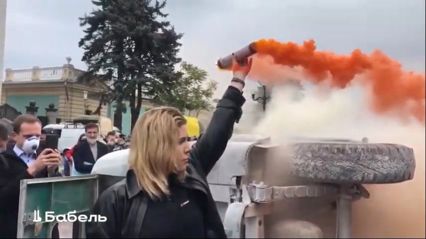 Отставка Авакова: протестующие под Радой перевернули и сожгли полицейский “бобик“