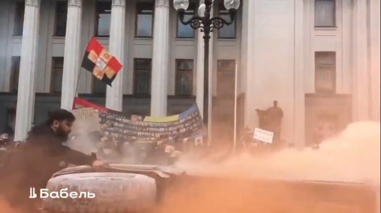 Отставка Авакова: протестующие под Радой перевернули и сожгли полицейский “бобик“ - today.ua