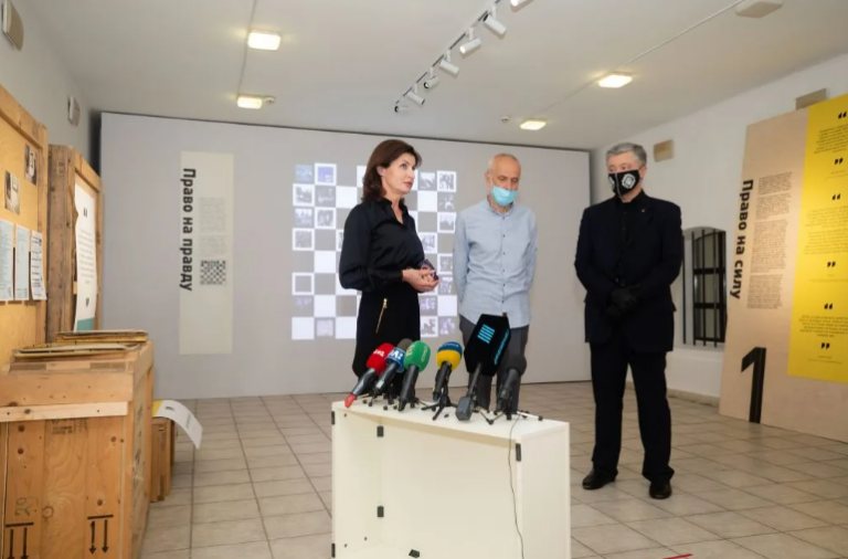 Порошенко открыл еще одну выставку “арестованных“ картин: сюрреализма хоть отбавляй - today.ua