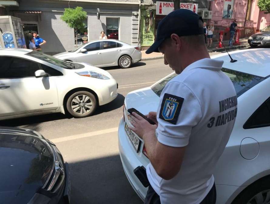 Работу инспекторов по парковке хотят запретить - today.ua