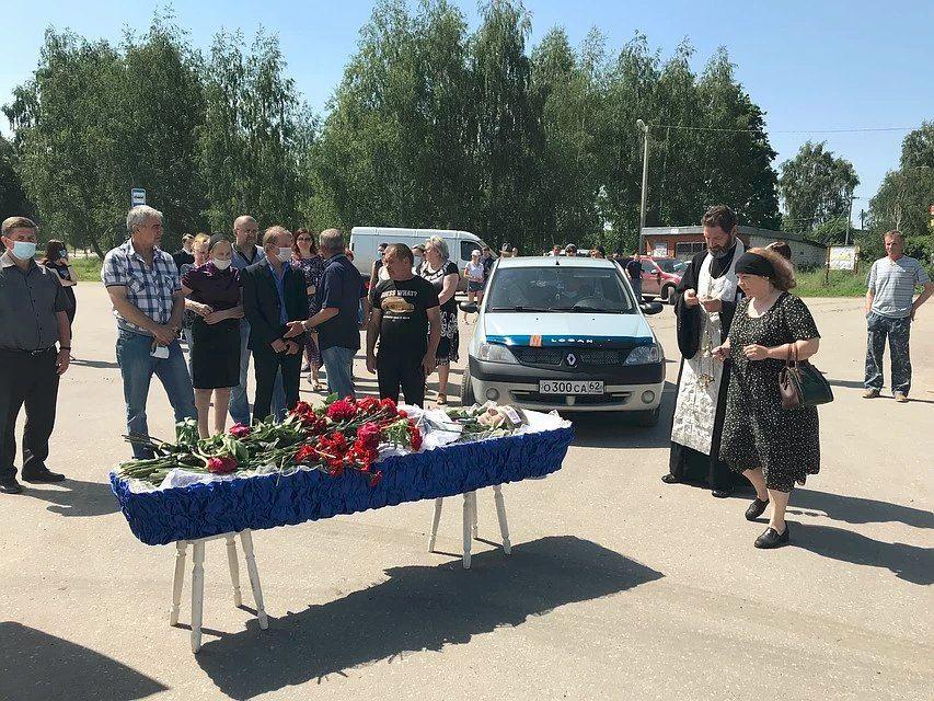 На похоронах Сергея Захарова, погибшего в ДТП с Ефремовым, были обе его жены