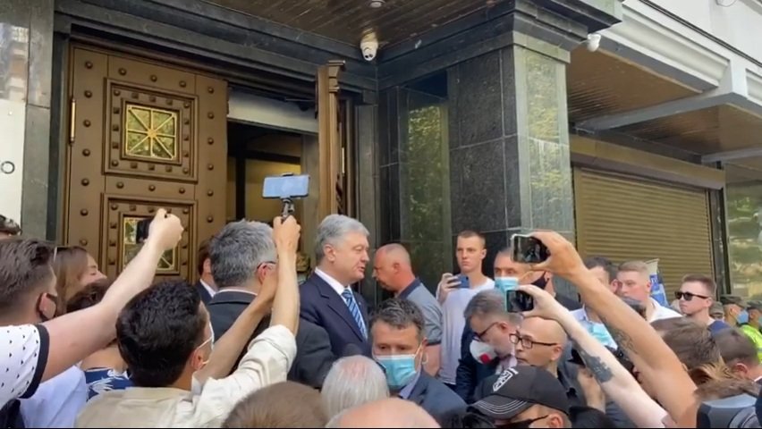 "Любі друзі" Порошенка  порвали одяг на охоронцях Генеральної прокуратури