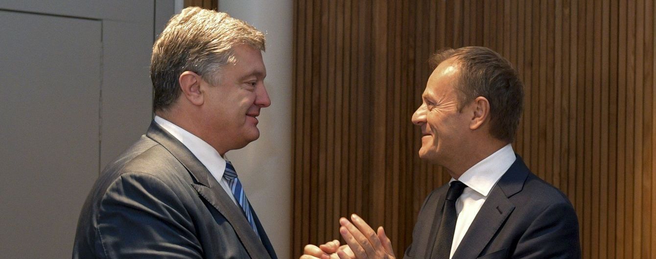 Туск із папірця зачитав відповідь на "несподіваний" дзвінок Порошенка: два колишні лідери згадали про річницю безвізу