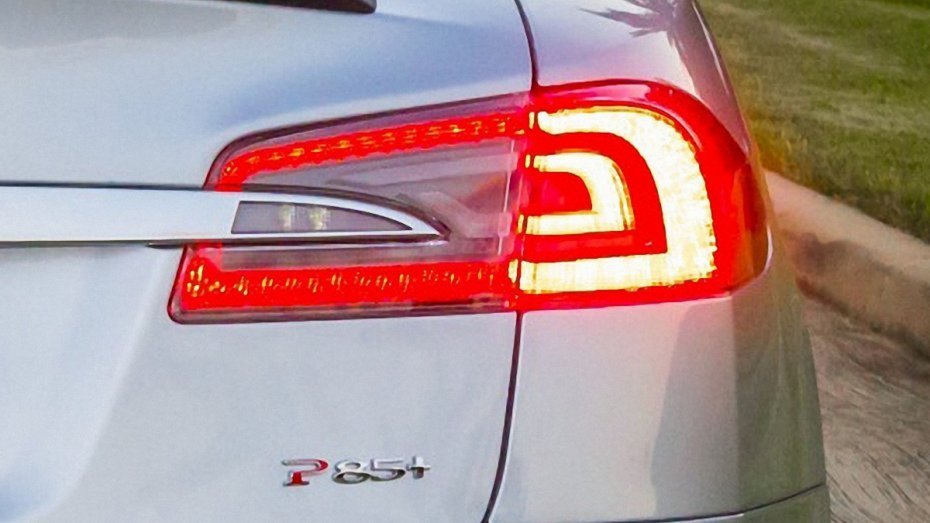 В Україні почали масово штрафувати водіїв автомобілів із червоними покажчиками повороту