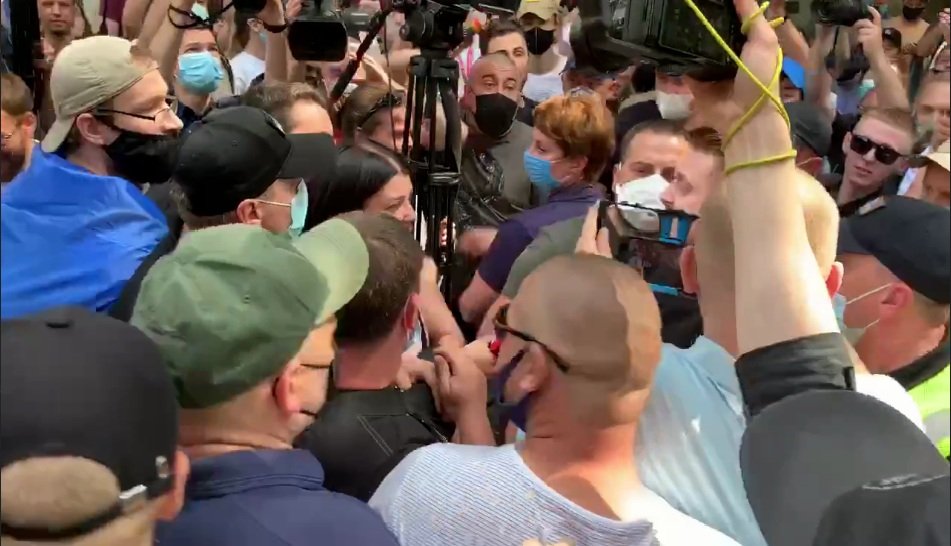 Зеленский – хитрый проект Порошенко: власть перешла с журналистами точку невозврата