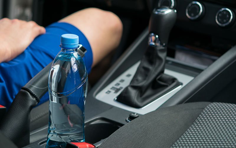 Почему летом опасно оставлять в салоне автомобиля воду и другие обычные вещи - today.ua