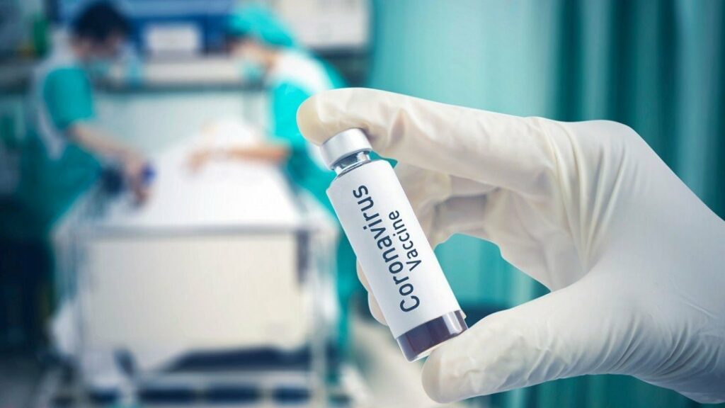 Зеленский заявил, что готов первым испытать на себе украинскую вакцину от коронавируса 