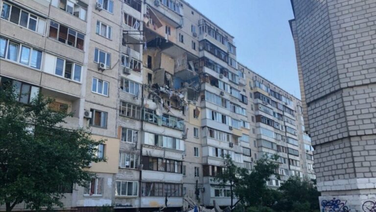 Вибух газу у столичній багатоповерхівці: чотири поверхи квартир зруйновано — відео  - today.ua