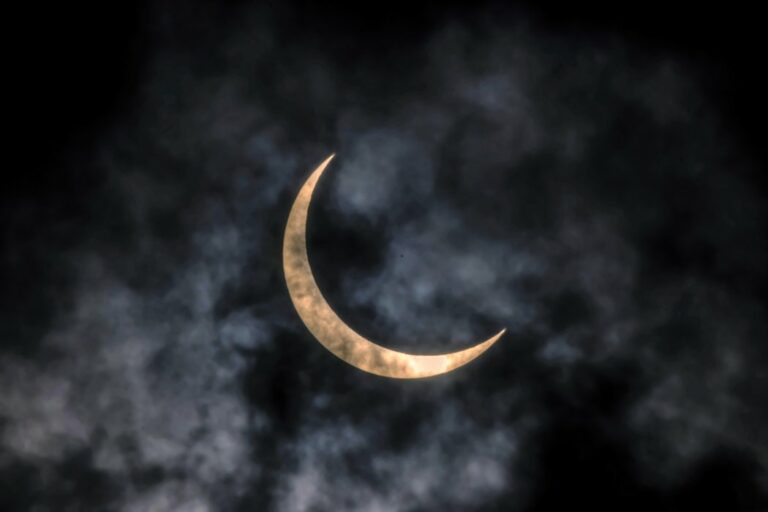 Сьогоднішнє сонячне затемнення рве Інтернет: зловісна краса палаючого кільця - today.ua