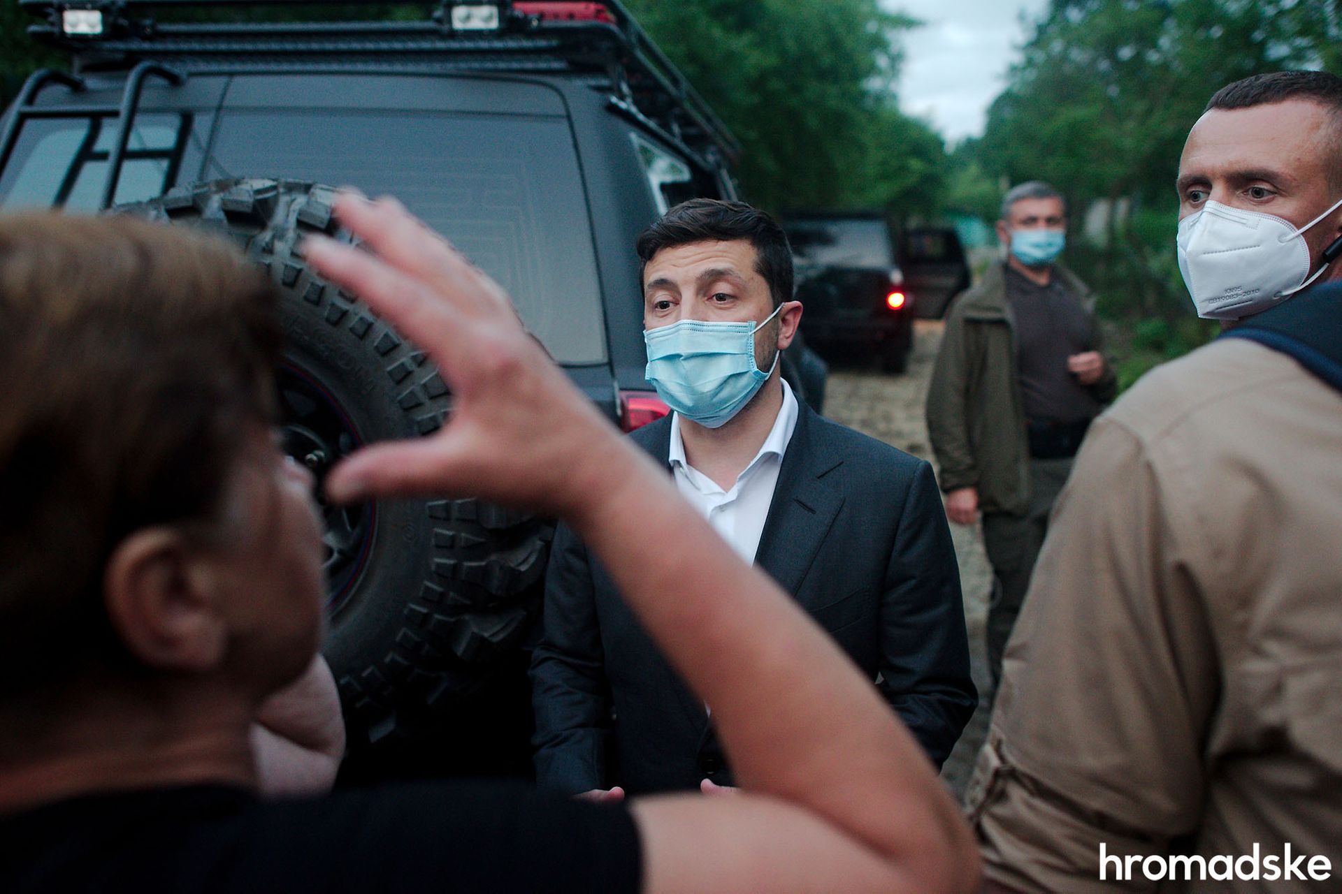 Зеленский в Прикарпатье щеголял в одолженных сапогах: президент думал пройти по зоне наводнения, как по Киеву