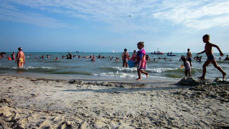 На пляже в Железном Порту утонула 3-летняя девочка: сожитель бабушки недосмотрел за ребенком - today.ua