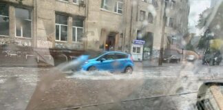 На Киев обрушился ураган - фото: ветер повалил много деревьев, улицы залиты водой - today.ua