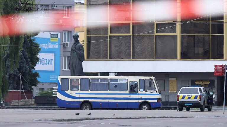 Заручників із захопленого автобуса в Луцьку розповіли про поведінку терориста - today.ua