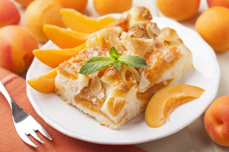 Творожный пирог с абрикосами: рецепт вкусного и легкого десерта - today.ua