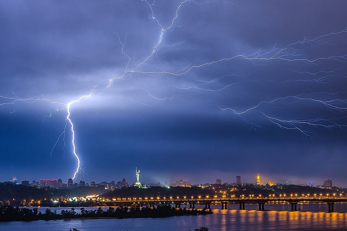 Жара и страшные грозы: какие области попадают в зону опасного циклона - today.ua