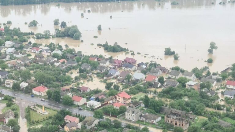 В Украине разразился скандал из-за несправедливого распределения компенсации после наводнения - today.ua