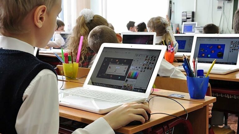 Батьки школярів повинні «скинутися на техніку» для дистанційного навчання - today.ua