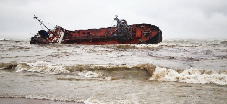 Экологическая катастрофа в Одессе: из затонувшего танкера “Делфи“ снова разлилась нефть - today.ua