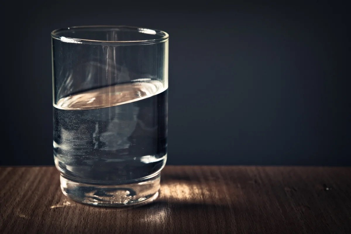 Не ставьте стакан воды на прикроватную тумбочку – советы специалистов