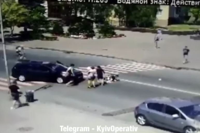 Водитель сбил женщину с ребенком на переходе: жуткое видео облетело Сеть