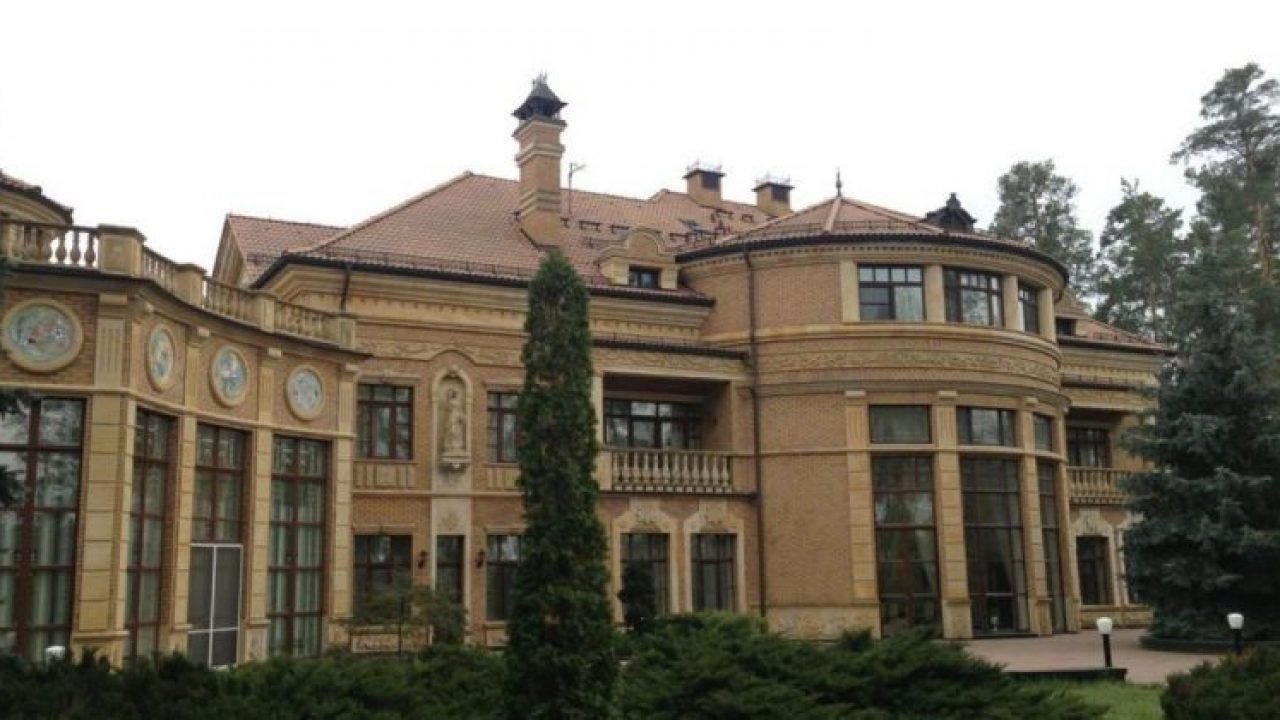 Зеленський переїхав жити на дачу: президент несподівано продав будинок