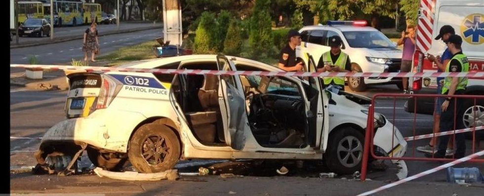 ДТП в Одесі: поліцейський автомобіль врізався в мікроавтобус, трьох людей госпіталізували