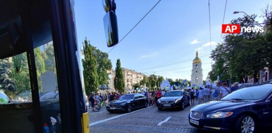 Кортеж Порошенка порушив ПДР у центрі Києва: в Мережі з'явилися фото - today.ua