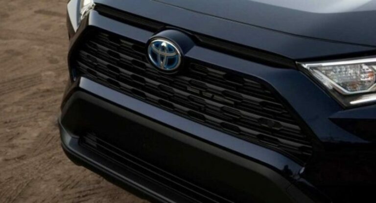 Toyota запускает продажи нового компактного кроссовера на базе Corolla - today.ua