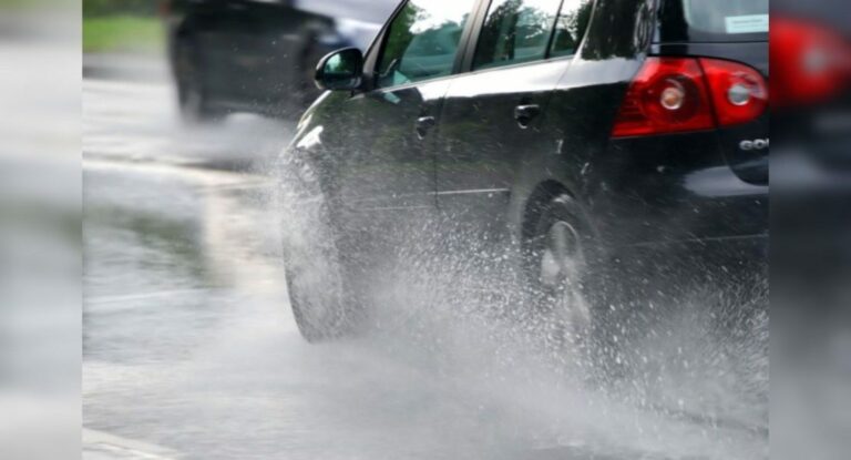 Полиция напомнила водителям, как нужно ездить по мокрой дороге - today.ua