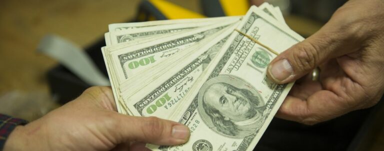 Скільки буде коштувати долар до кінця цього тижня: експерти назвали оптимальний курс валют  - today.ua