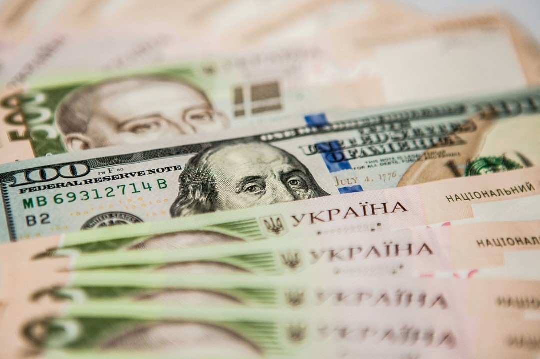 Каким будет курс доллара в начале лета: украинцам посоветовали, на чем можно заработать