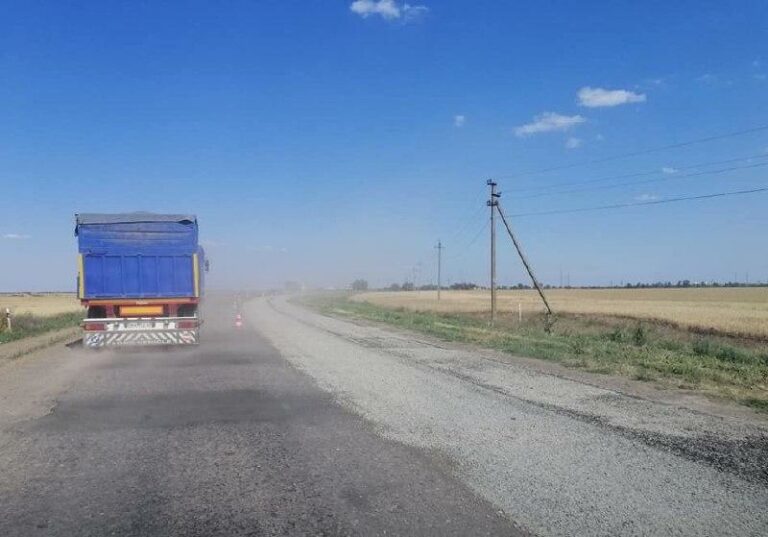 В Одесской области экстренно “латают“ дороги перед визитом Зеленского: ямы засыпают щебнем  - today.ua