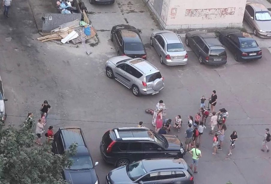 ДТП під Києвом: жінка у дворі будинку збила дитину і в'їхала в автомобіль - today.ua