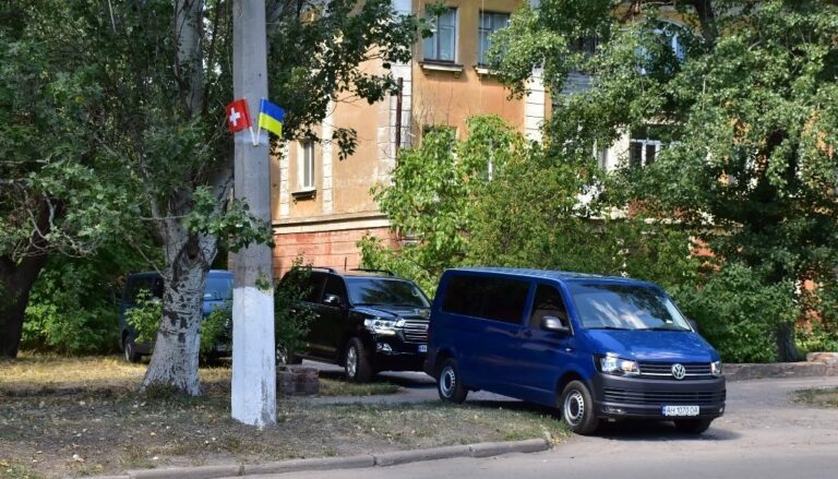 Кортеж Зеленского в Славянске попал на видео: очевидцы насчитали 11 автомобилей  - today.ua