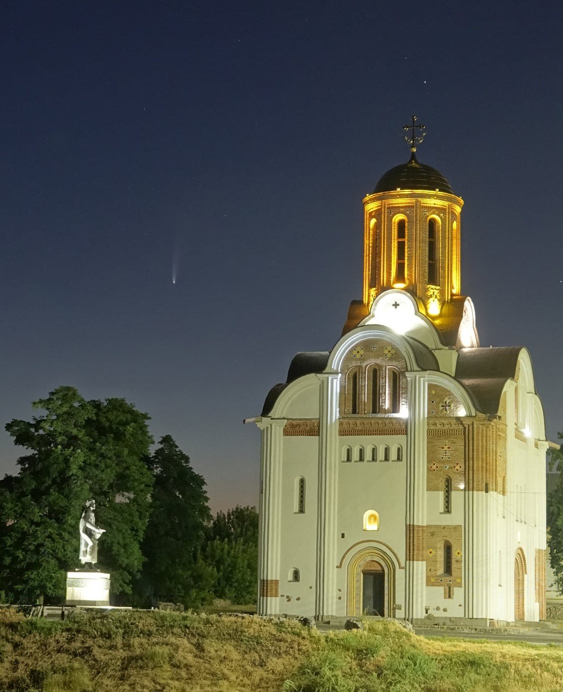В небі над Україною “стоїть“ комета: де можна побачити хвостату гостю
