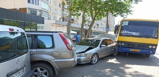 Водитель маршрутки от жары потерял сознание и протаранил четыре автомобиля   - today.ua