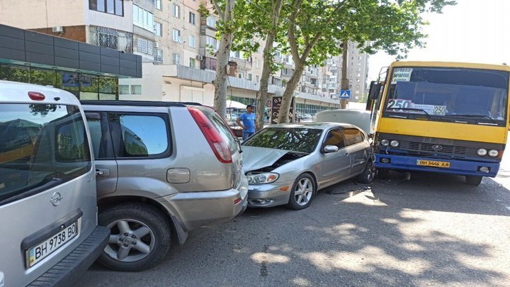 Водитель маршрутки от жары потерял сознание и протаранил четыре автомобиля   - today.ua