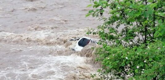 Водитель ВАЗ сбил пешехода и вылетел с моста в реку: появились подробности страшного ДТП на Львовщине - today.ua