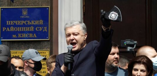 Пока соратники Порошенко собираются под Банковой, САМ уже греется в Турции - today.ua