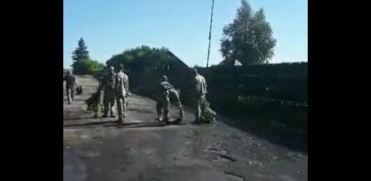 Военный креатив: на Волыни до приезда Зеленского военные бутылками вычерпывали воду из луж, - фото - today.ua