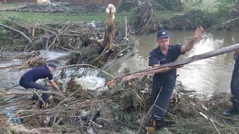 На Львівщині після потужної зливи річка вийшла з берегів: затоплені сотні будинків – фото - today.ua