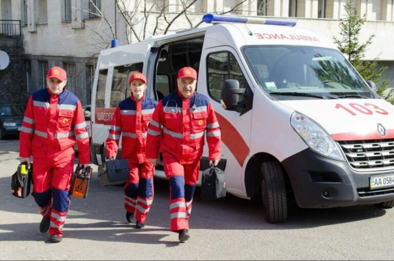 В следующем году врачам на скорой помощи  поднимут зарплату втрое: сколько кто будет получать - today.ua