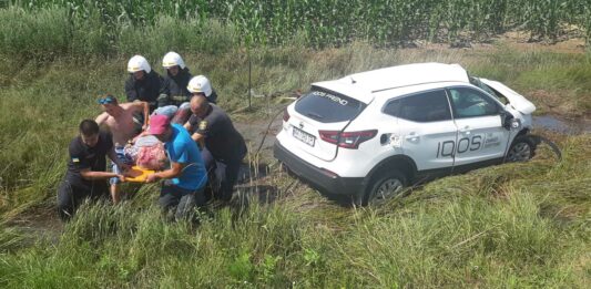 Ужасающее ДТП в Киевской области: девушка на Nissan въехала в грузовик и вылетела в кювет    - today.ua