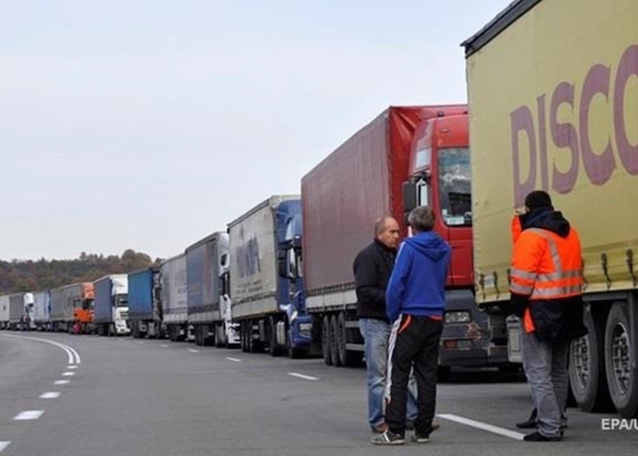 Далекобійники доведені владою до точки кипіння: черги на зважування сягають 10 кілометрів - today.ua