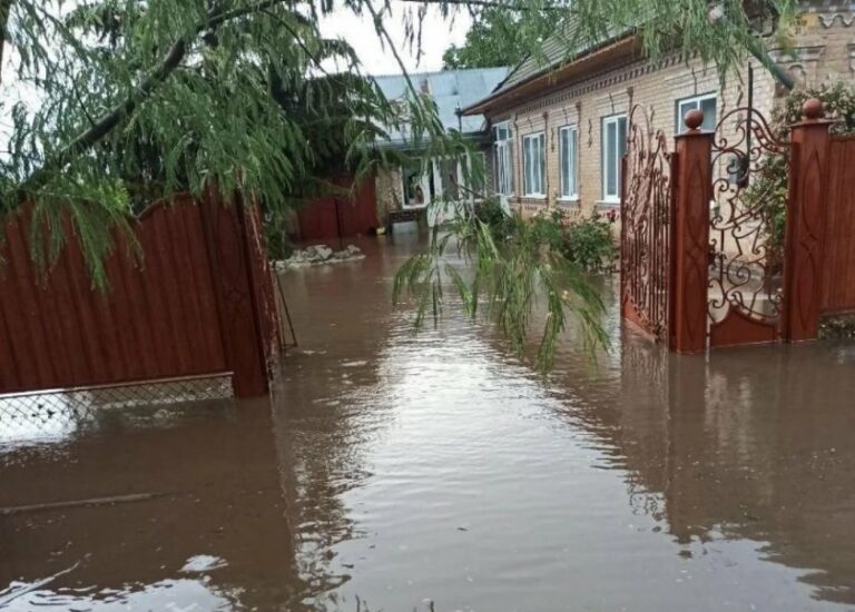 Відразу кілька стихій обрушилося на південь України: в зливах потонула Одеська область - today.ua