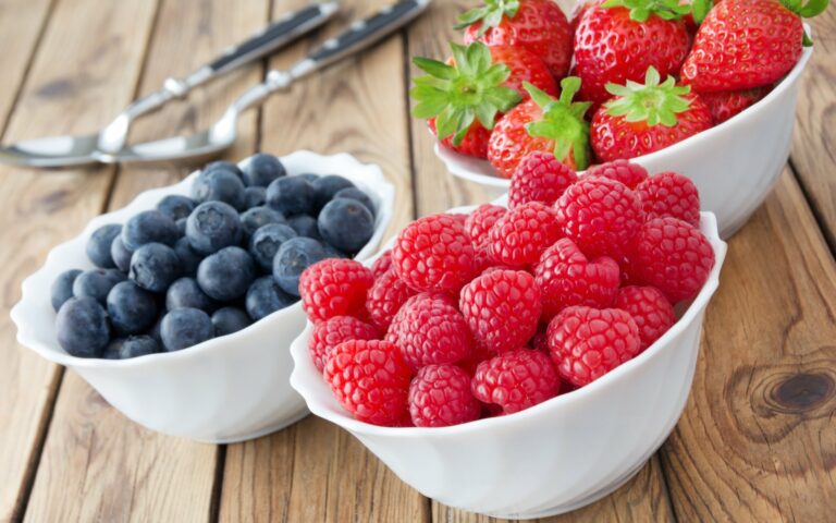 Фрукти та ягоди не можна їсти після обіду: дієтологи дали поради - today.ua
